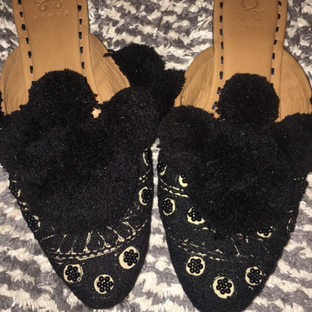 Figure Iris Pompom slippers